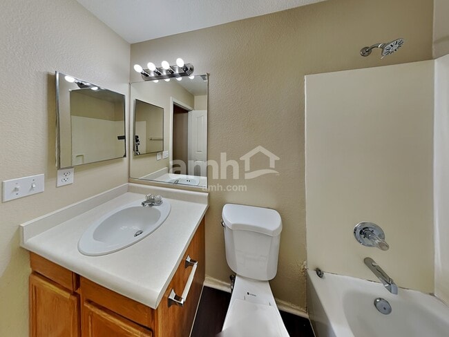 Building Photo - 2467 E Peach Tree Dr