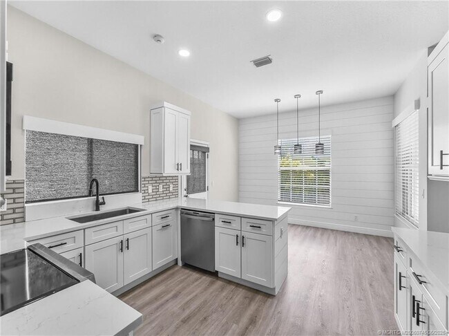 Building Photo - 701 SE Michaels Ct