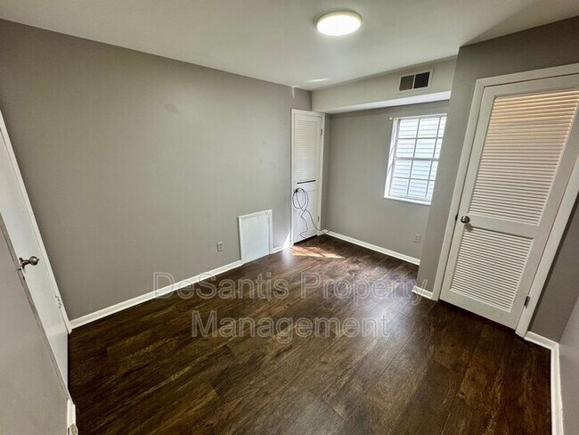 Building Photo - 542 5th Ave