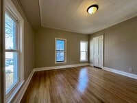 Building Photo - Beautiful 5 Bedroom 2 Bathroom Home in St.Paul!