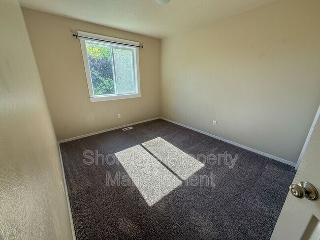 Building Photo - 3420 N Oakstone Ave