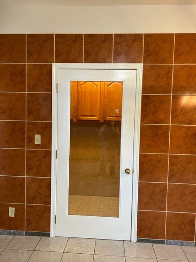 Building Photo - Beautiful Single Story home in Carmichael, 4+2, Large living area, 2 garages.