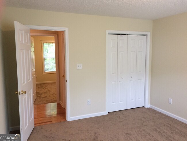 Building Photo - 135 Woodbriar