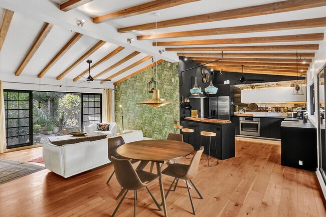 Building Photo - 1613 SW 5th Ct