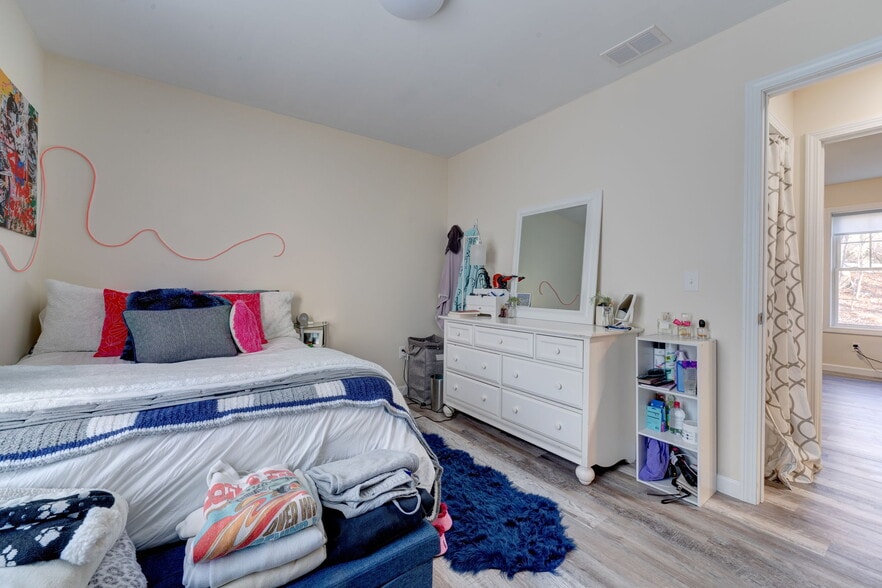 Building Photo - 15 Hillyndale Rd