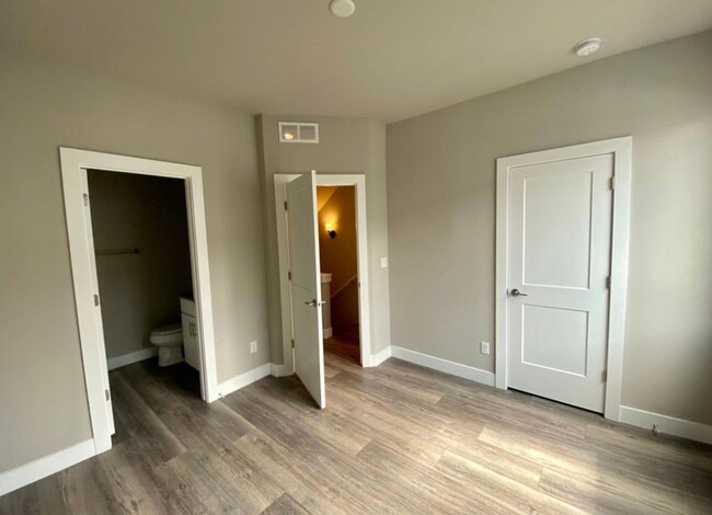 Building Photo - Sleek 3 Bedroom Townhome - Lincoln Park