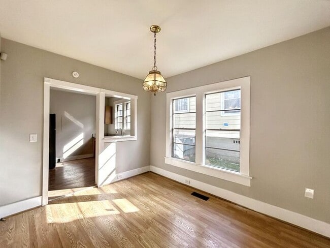 Building Photo - 1711 Center Way S