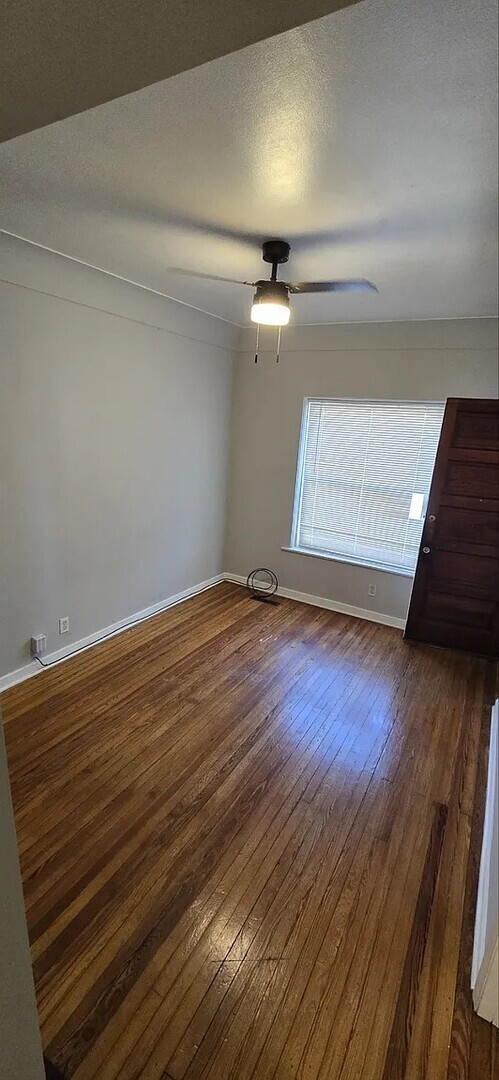 Building Photo - 2745 W Belmont Ave