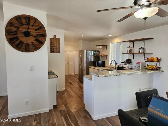 Building Photo - 1042 W Ocotilla St