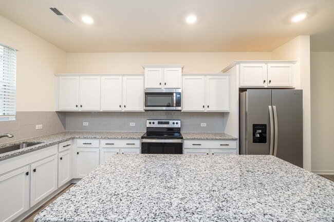 Building Photo - Charming 3-Bedroom End Unit Townhome Near Jack Alexander Blvd - APRIL MOVE IN SPECIAL