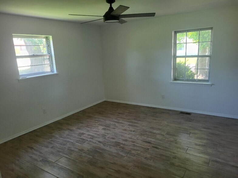 Master bedroom - 1511 W Magnolia St