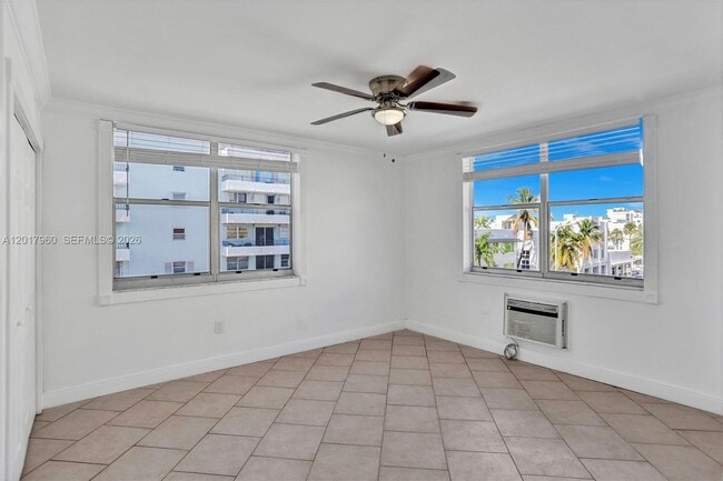 Building Photo - 713 Collins Ave