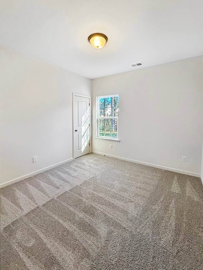 Building Photo - 3 Bed, 2 Bath Home with Garage / Pet-Friendly / Vouchers Accepted / Coming Soon!