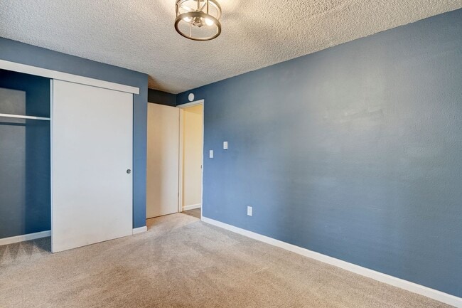 Building Photo - Welcome to this 3 Bed 2 Bath Home Close To Town