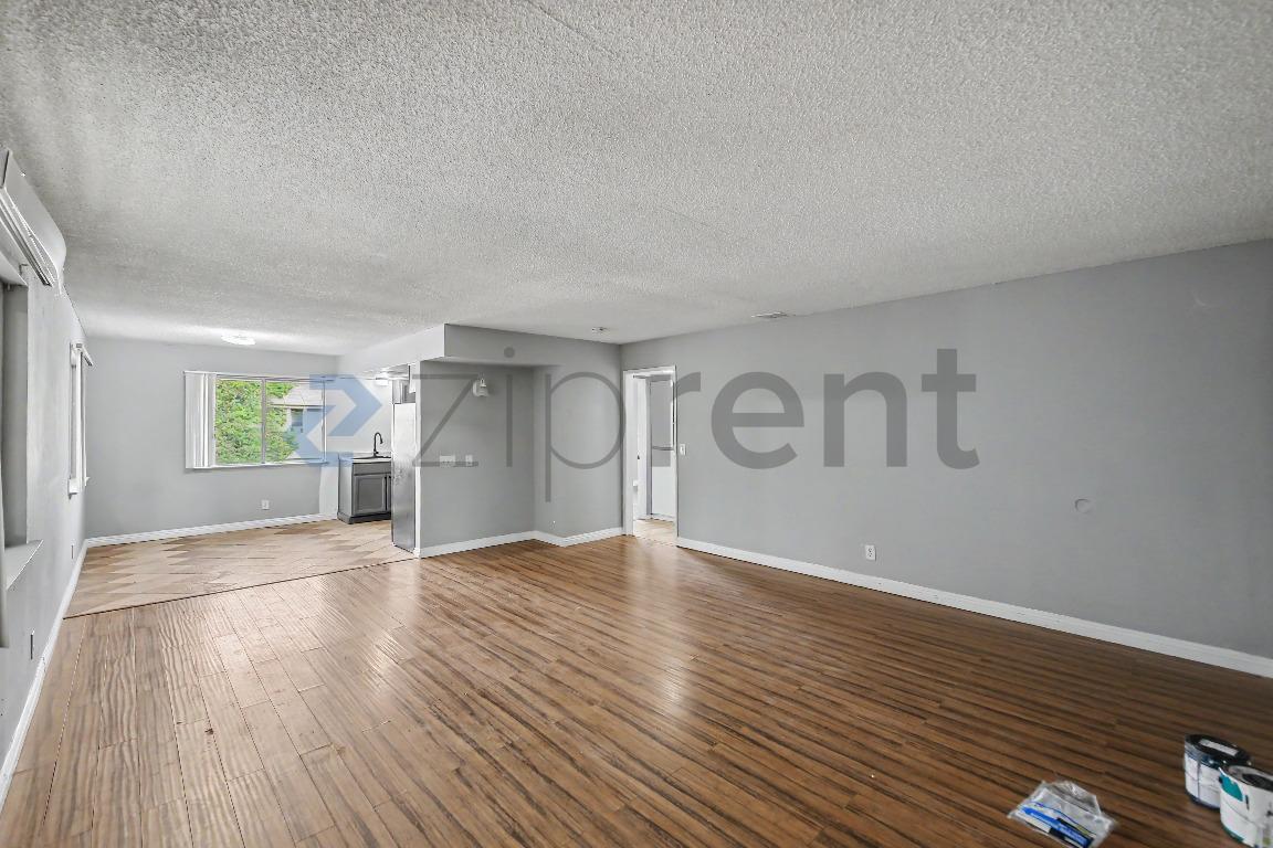 Building Photo - Unit D