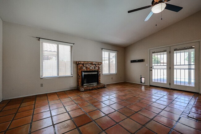 Building Photo - Welcome to this stunning 4 bedroom, 2 bath...