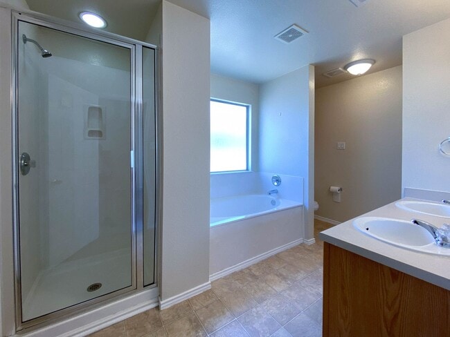 Building Photo - Spacious 4/BR 2.5/BA Two-Story Home with F...
