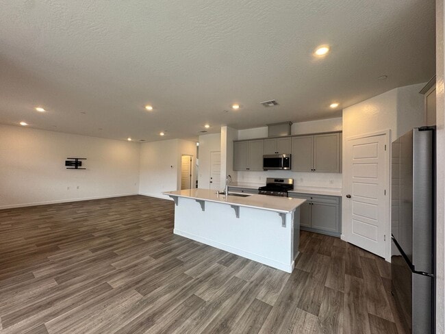 Building Photo - 997 Pioneer Dr W