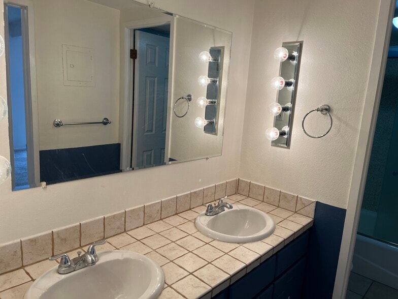 Building Photo - 1365 Columbine St