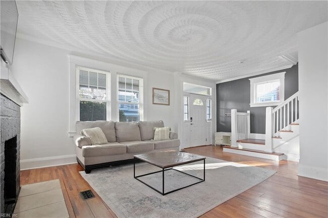 Building Photo - Classic 3 bedroom Home in the heart of Colonial Place