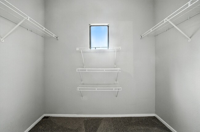 Building Photo - Northwest Condo with Modern Finishes & Gre...