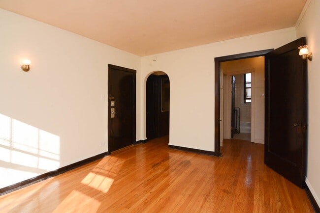 Building Photo - 2242 W Ainslie St