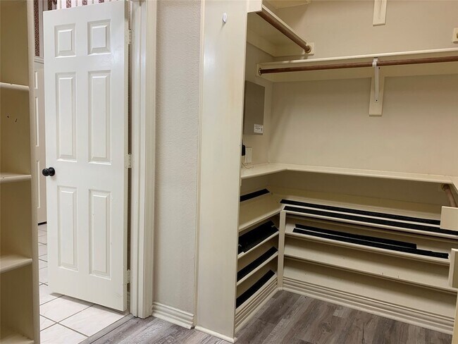 Building Photo - 1313 Limestone Creek Dr