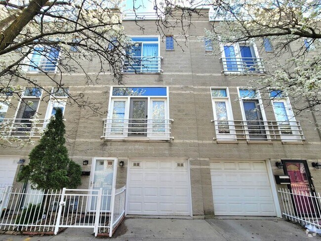 Building Photo - 2205 W Ohio St
