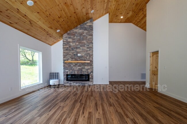 Building Photo - 915 River Cliff Dr