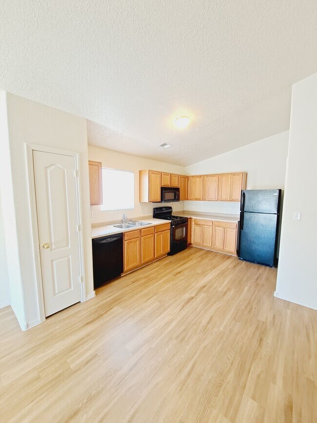 Building Photo - 3 bed 2 bath home in Huning Ranch