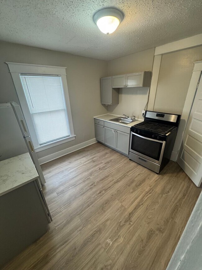 Building Photo - 1527 SW Mulvane St