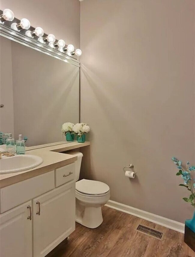 Building Photo - Modern 3 Bedroom 4 Bathroom Bellevue Home!