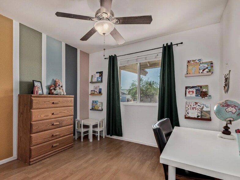 Guest Bedroom Mesa Arizon Rental - 222 W Ivyglen St