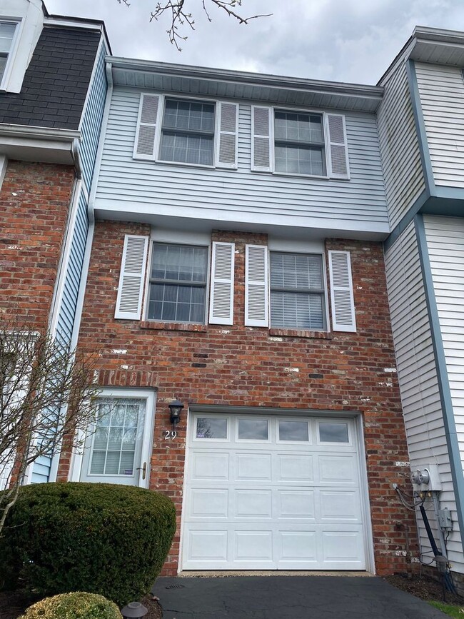 Building Photo - Beautiful Townhouse for Rent