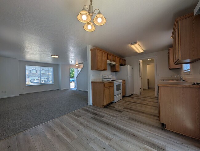 Building Photo - Nice 3 bed/1.5 bath duplex with fenced-in yard and 1 car garage