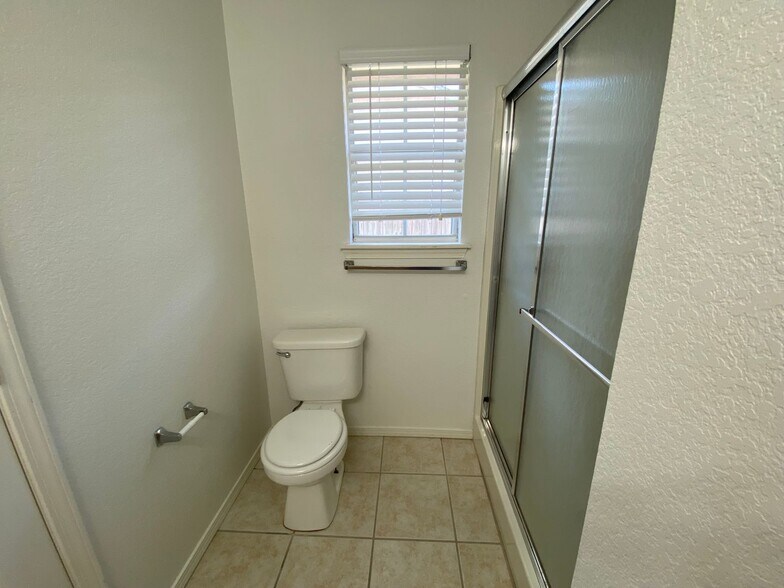 Building Photo - 4377 W Cheyenne Dr
