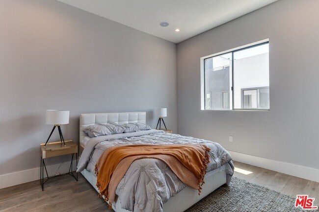 Building Photo - 4826 1/2 Pickford St