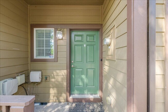 Building Photo - Crisp, Updated Townhome Near Nike & Shopping