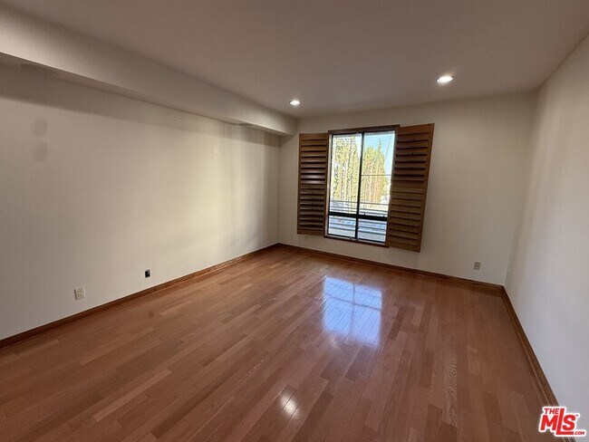 Building Photo - 450 N Oakhurst Dr