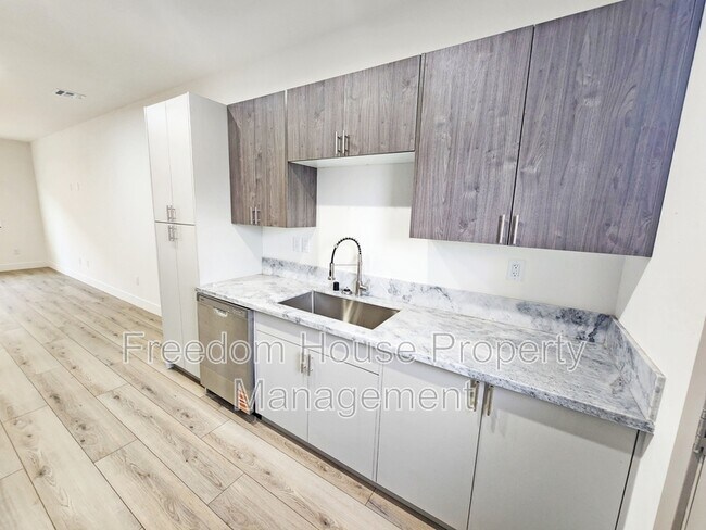 Building Photo - 1340 Arrowhead St