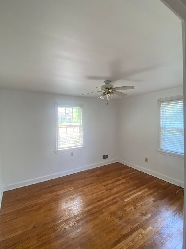 Building Photo - Adorable Capecod 4 bdrm/1.5 bath Home w/Office Located on Monument Ave. Near Willow Lawn!