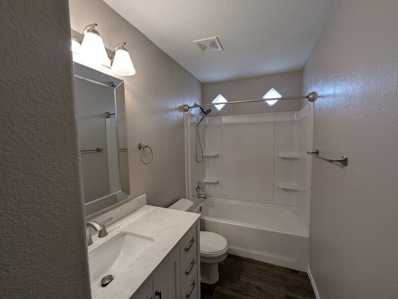 Building Photo - 2319 E Palm Beach Dr