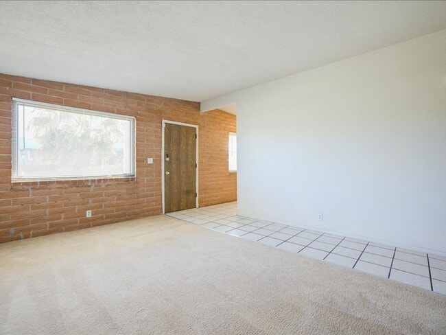 Building Photo - 3 Bedroom 2 Bathroom