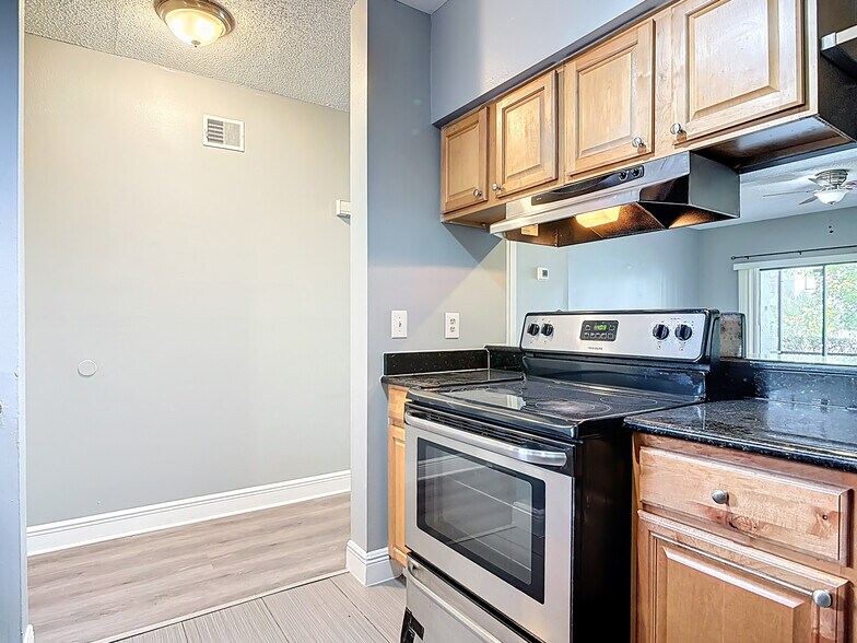 Building Photo - 4711 Capri Plz
