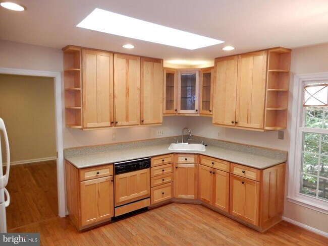Building Photo - 7014 Maple Tree Ln