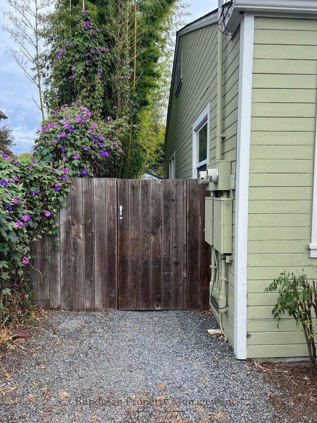 Building Photo - Charming 1 Bedroom Home with Hardwood Floors & Private Backyard