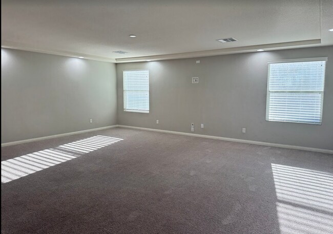 Building Photo - Large Stunning 5 Bedroom Home in the South...