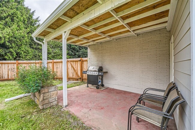 Building Photo - Charming and newly remodeled 4 bed x 2 bat...