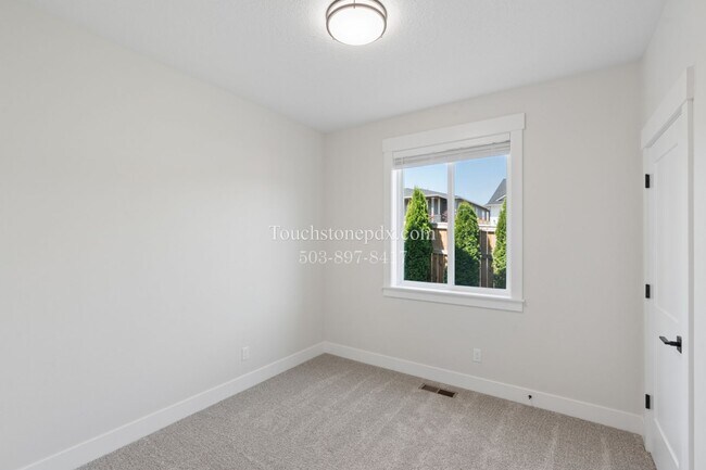 Building Photo - Stunning 3 BD, 2 BA Salem Home with Elegant Finishes!