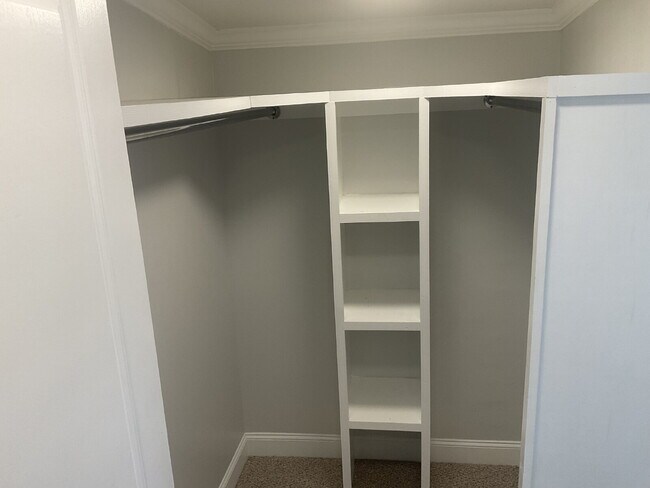 Building Photo - "Charming 3-Bedroom Haven with 2 Full Bath...